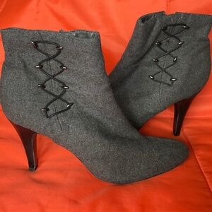 Very Chic Great Impo short gray flannel booties SZ 10 M with side zipper in VGUC